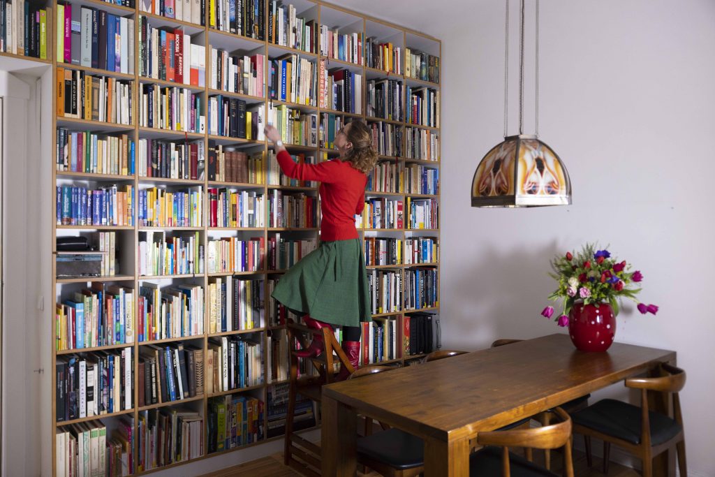 Das Bild zeigt ein aufgeräumtes Bücherregal